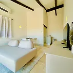Luxury Tree Bedrooms House בית נופש
