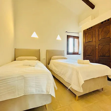 Luxury Tree Bedrooms House בית נופש *